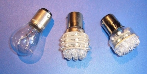 Links: Konventionelle Glühbirne. Mitte und rechts 6 Volt LED, 12 Volt LED