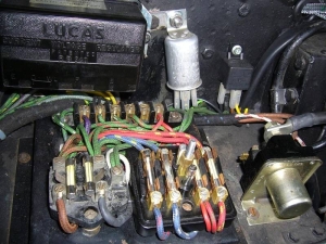 Vorbildliche im alten, originalen Stil restaurierte Elektrik (mit alten Glassicherungen)