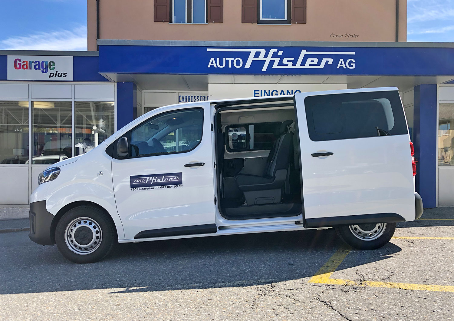 Toyota Hiace (Blau)